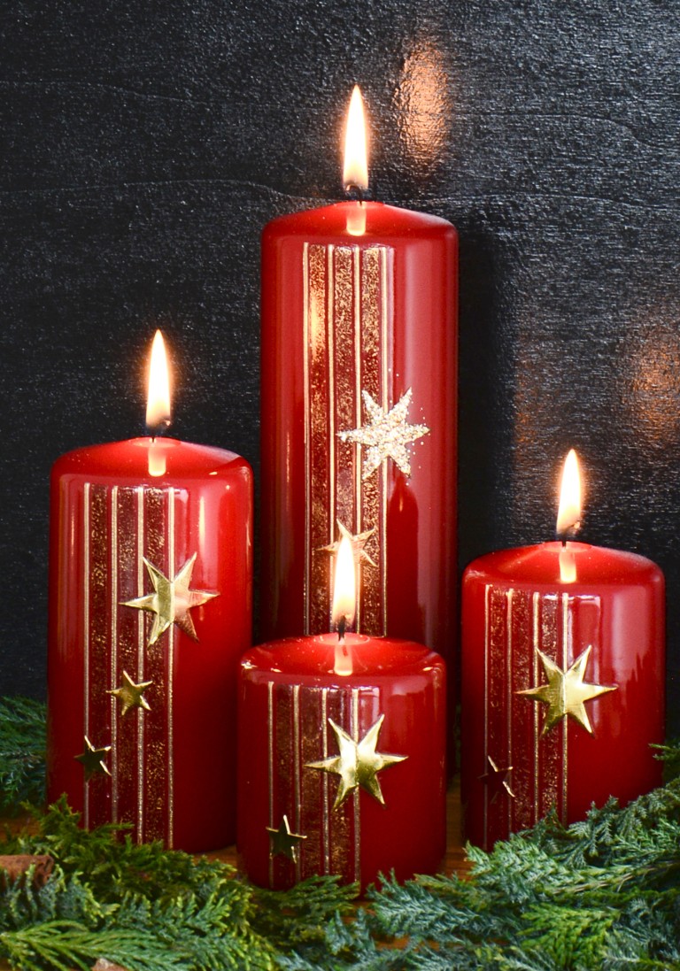 Festliches Advent-Set in Dunkelrot: Handveredelt mit Wachsstreifen und goldenen Sternen